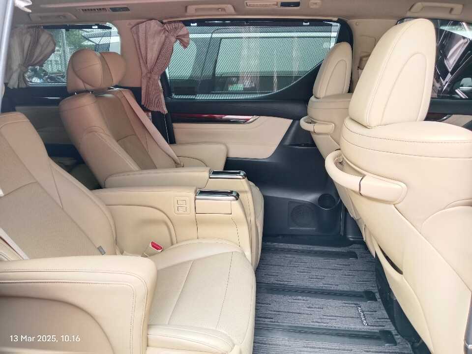 Foto Mobil Bekas Kabin Belakang Toyota Alphard 2.5 G tahun 2017