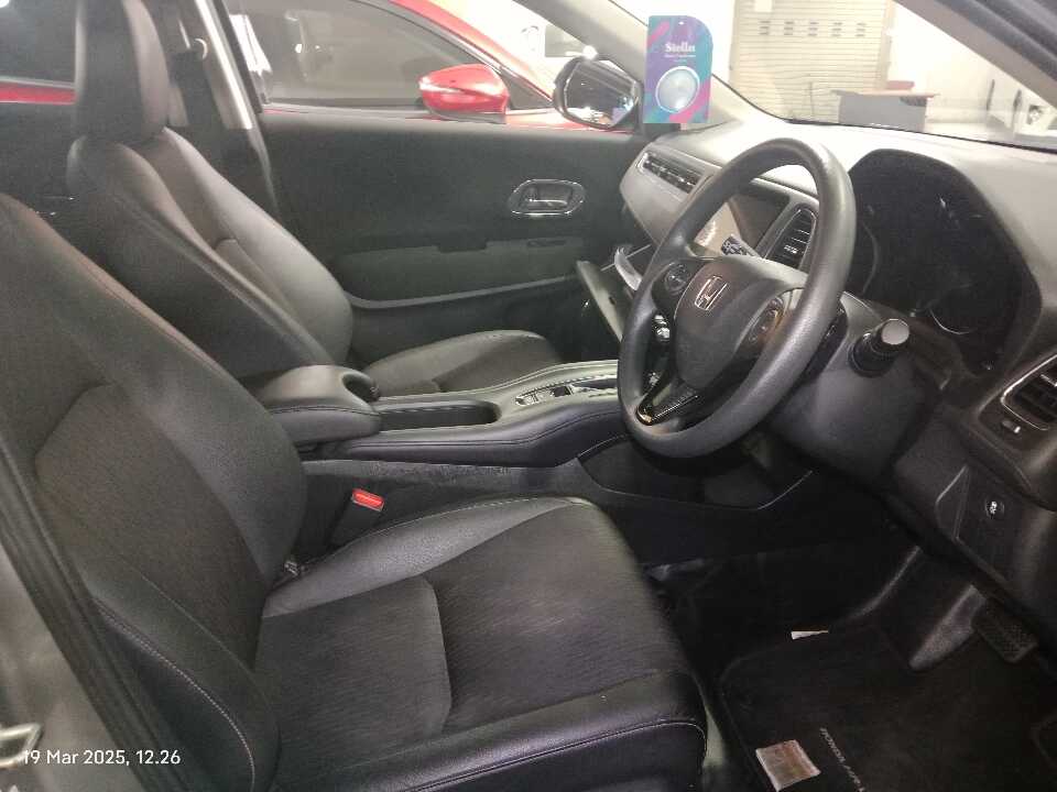 Foto Mobil Bekas Kabin Depan Honda HR-V 1.5 E tahun 2021