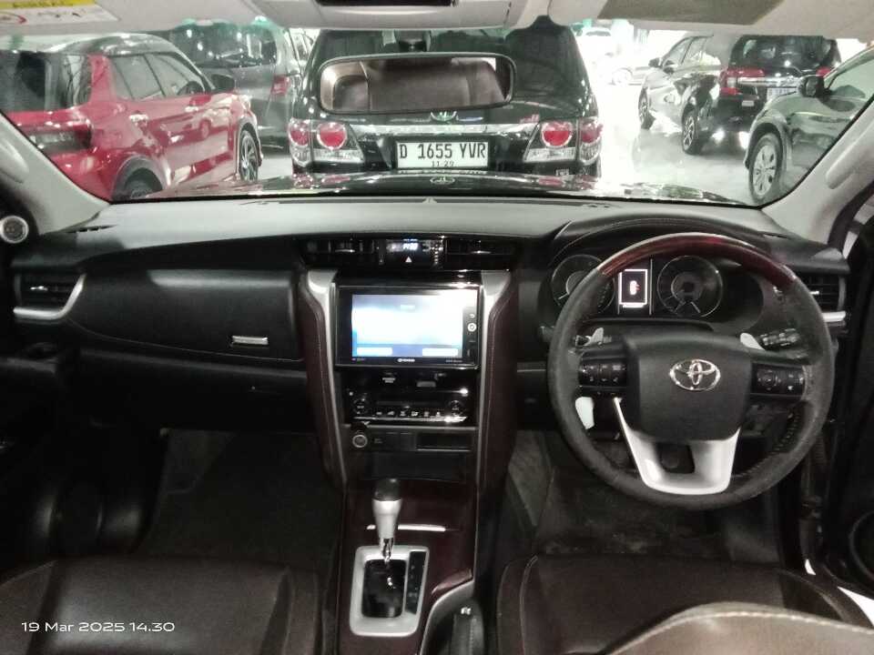 Foto Mobil Bekas Dashboard Toyota Fortuner 2.4 4X2 VRZ tahun 2017