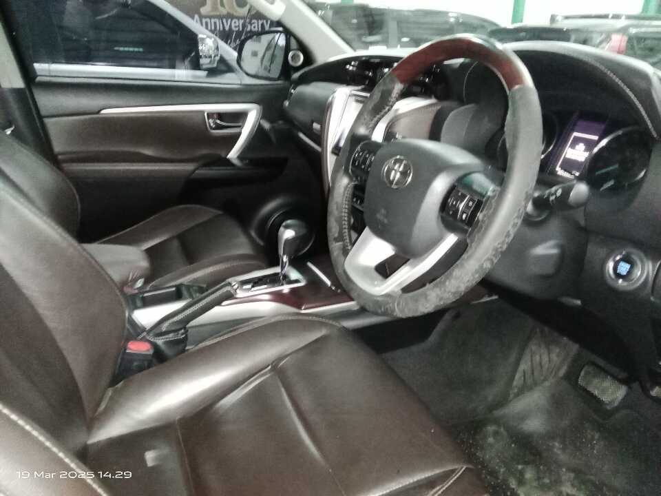 Foto Mobil Bekas Kabin Depan Toyota Fortuner 2.4 4X2 VRZ tahun 2017