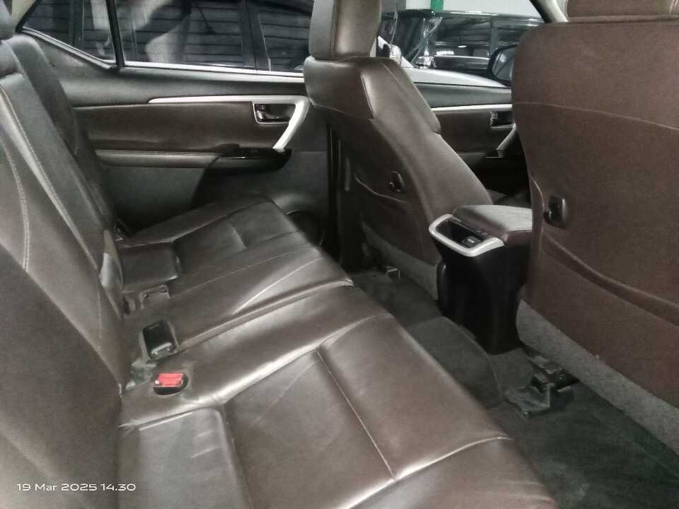 Foto Mobil Bekas Kabin Belakang Toyota Fortuner 2.4 4X2 VRZ tahun 2017