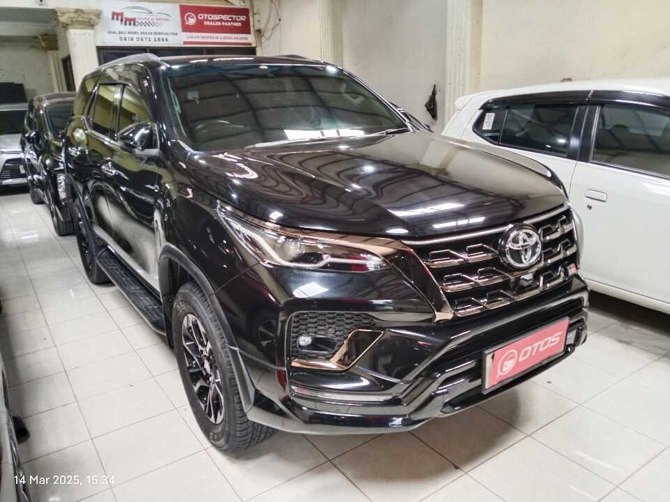 2023 Toyota Fortuner 2.8 4X2 VRZ - Foto 1 dari 6