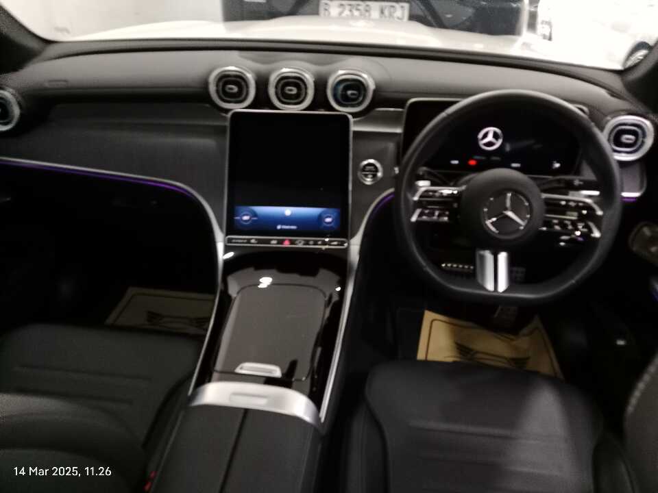 Foto Mobil Bekas Dashboard Mercedes-Benz GLC300 2.0 tahun 2023