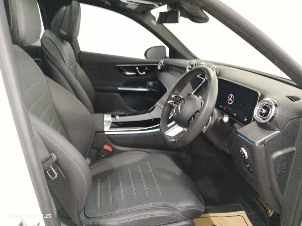 Foto Mobil Bekas Kabin Depan Mercedes-Benz GLC300 2.0 tahun 2023