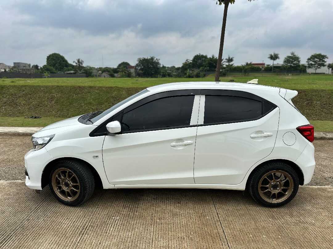 Foto Mobil Bekas Tampak Samping Honda Brio 1.2 Satya E tahun 2022