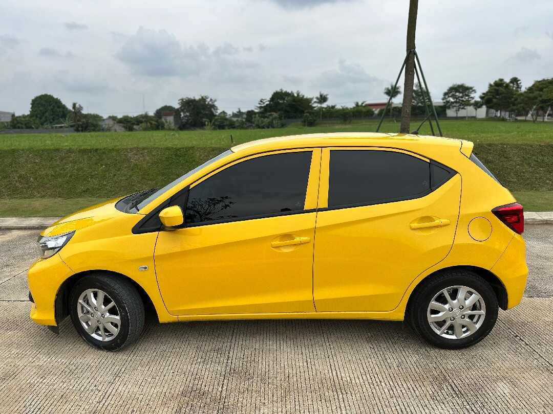 Foto Mobil Bekas Tampak Samping Honda Brio 1.2 Satya E tahun 2020