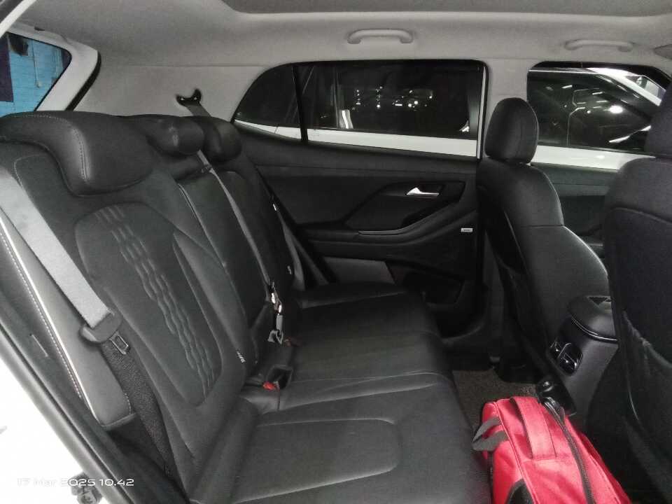 Foto Mobil Bekas Kabin Belakang Hyundai Creta 1.5 Prime tahun 2022
