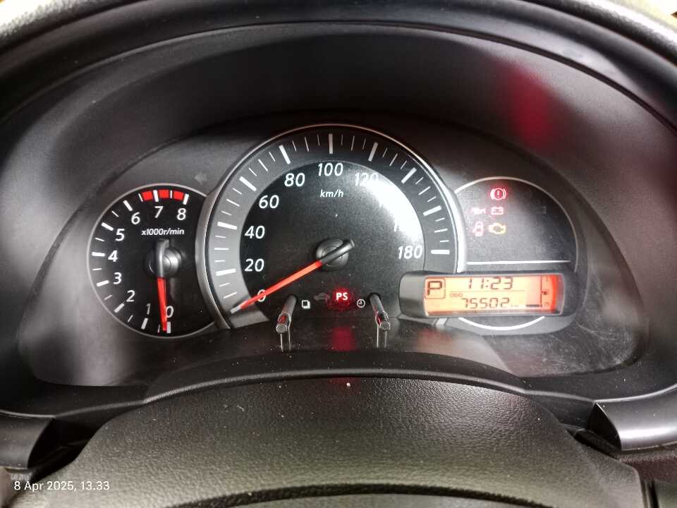 Foto Mobil Bekas Odometer Nissan March 1.2 tahun 2017