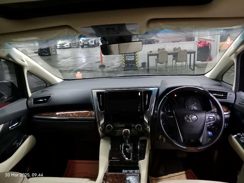 Foto Mobil Bekas Dashboard Toyota Alphard 2.5 G tahun 2021