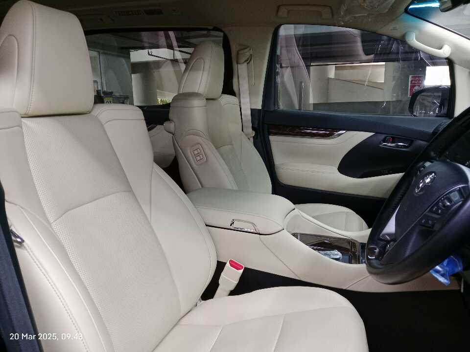 Foto Mobil Bekas Kabin Depan Toyota Alphard 2.5 G tahun 2021