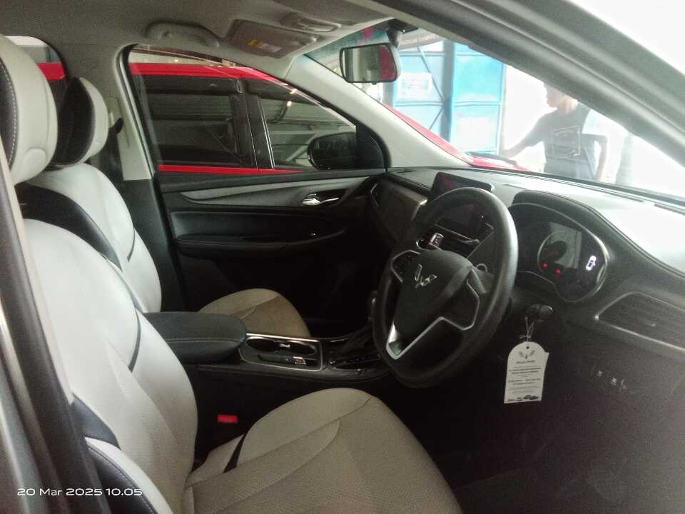 Foto Mobil Bekas Kabin Depan Wuling Cortez 1.5 C T Lux tahun 2019