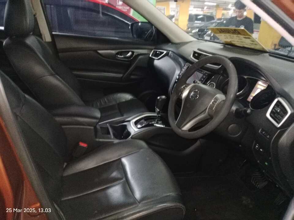 Foto Mobil Bekas Kabin Depan Nissan X-Trail 2.5 tahun 2017