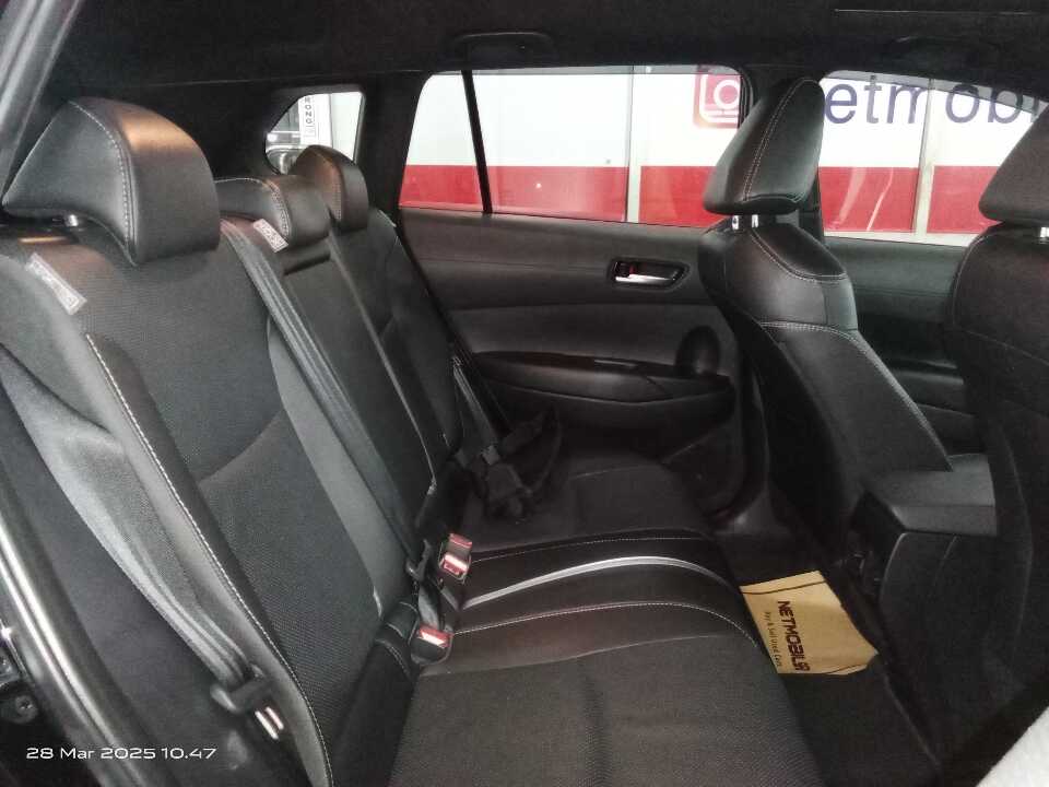 Foto Mobil Bekas Kabin Belakang Toyota Corolla Cross 1.8 Hybrid tahun 2021
