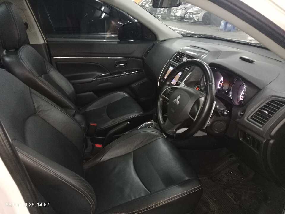Foto Mobil Bekas Kabin Depan Mitsubishi Outlander Sport 2.0 PX tahun 2015