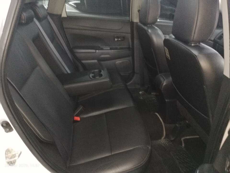 Foto Mobil Bekas Kabin Belakang Mitsubishi Outlander Sport 2.0 PX tahun 2015