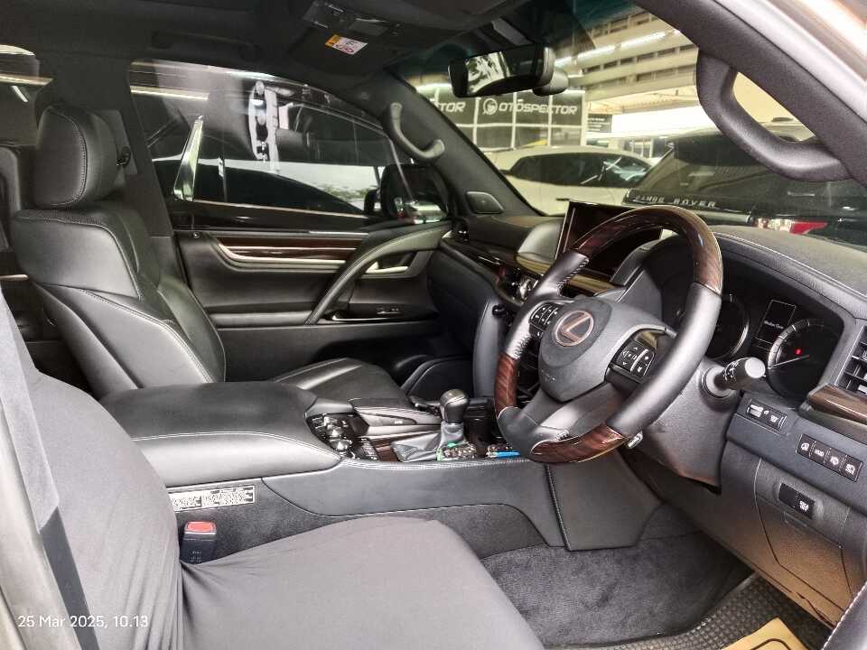 Foto Mobil Bekas Kabin Depan Lexus LX 570 5.7 tahun 2018