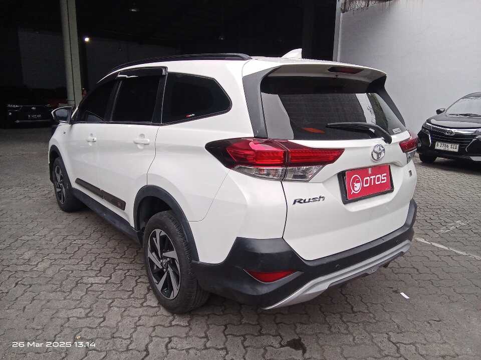 Foto Mobil Bekas Kiri Belakang Toyota Rush 1.5 S tahun 2022
