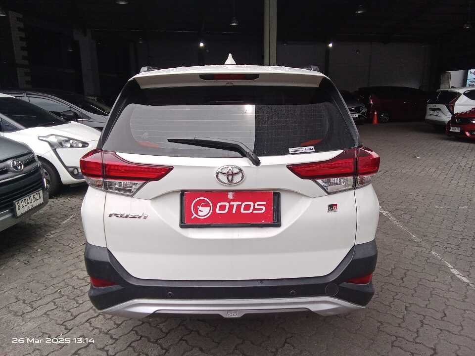 Foto Mobil Bekas Tampak Belakang Toyota Rush 1.5 S tahun 2022