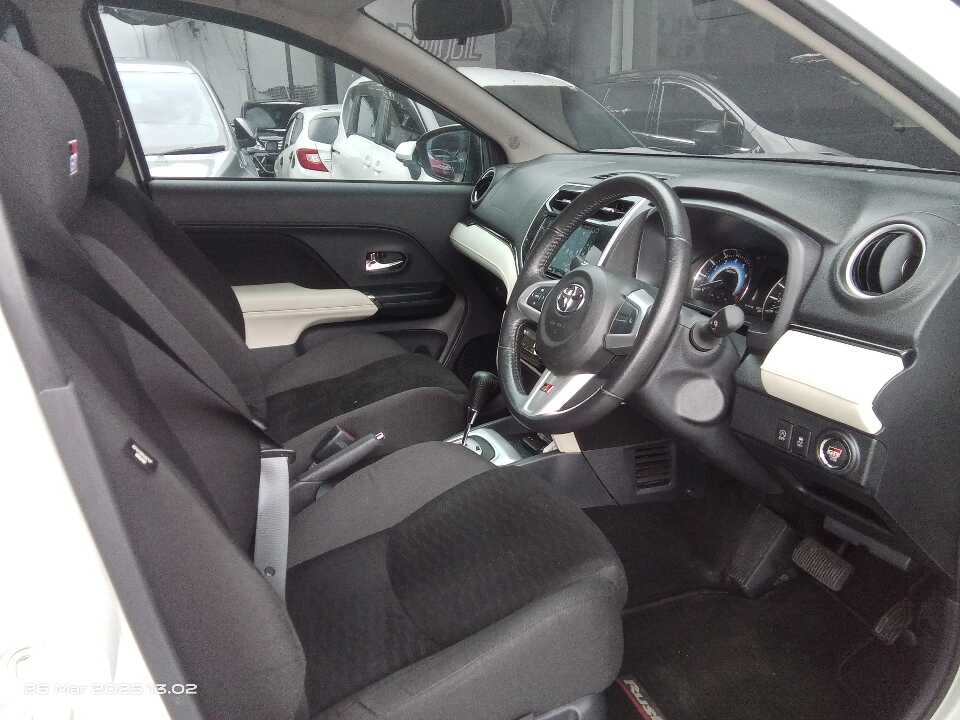Foto Mobil Bekas Kabin Depan Toyota Rush 1.5 S tahun 2022