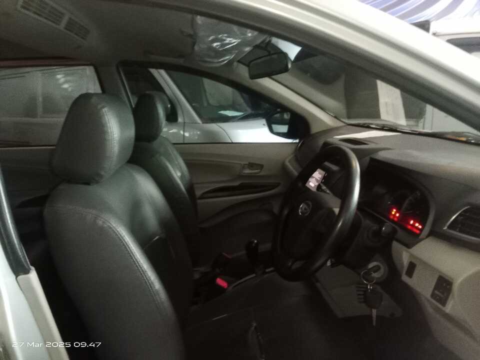 Foto Mobil Bekas Kabin Depan Daihatsu Xenia 1.3 X tahun 2019