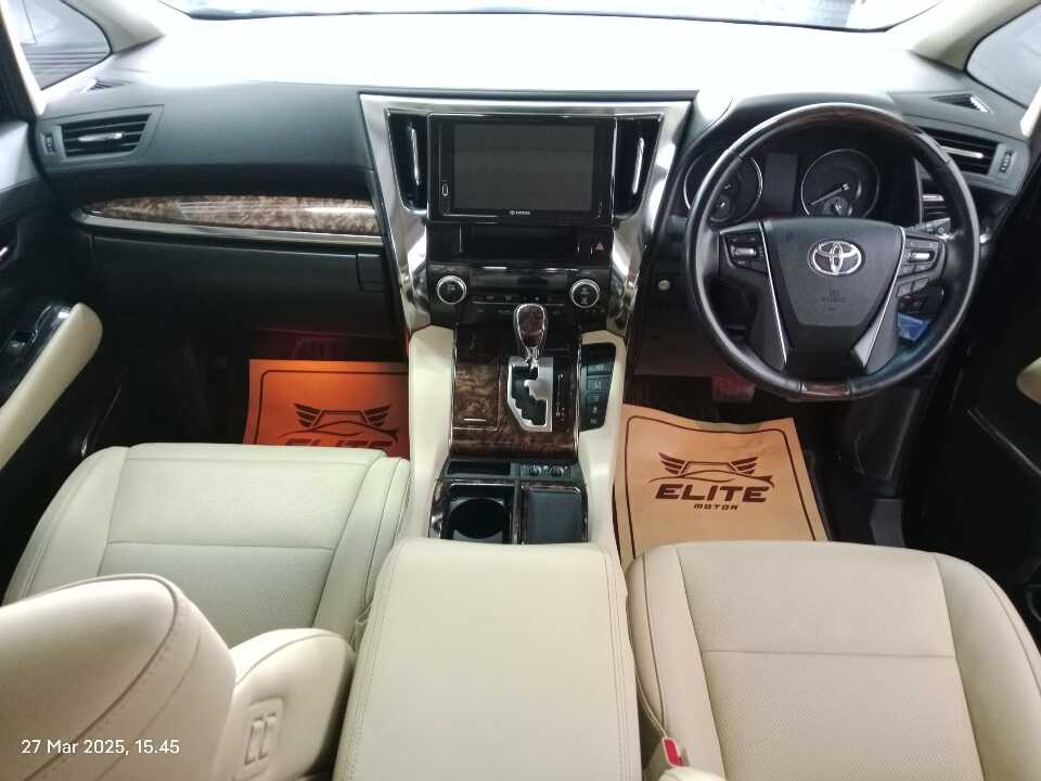Foto Mobil Bekas Dashboard Toyota Alphard 2.5 G tahun 2020