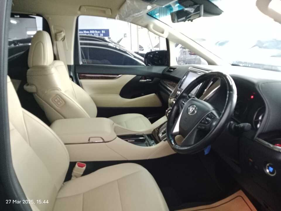 Foto Mobil Bekas Kabin Depan Toyota Alphard 2.5 G tahun 2020