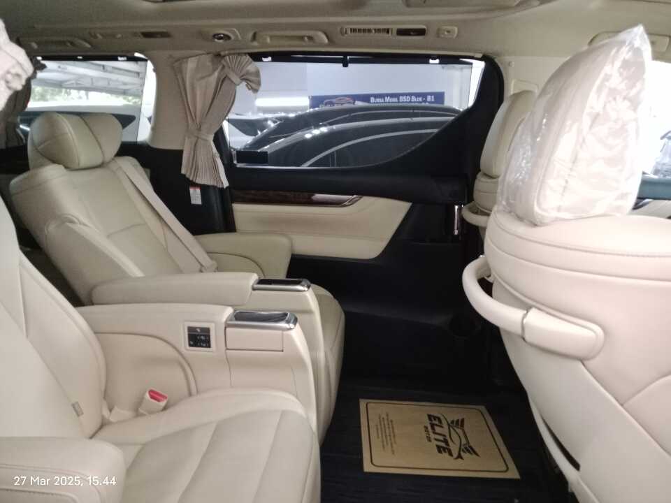 Foto Mobil Bekas Kabin Belakang Toyota Alphard 2.5 G tahun 2020