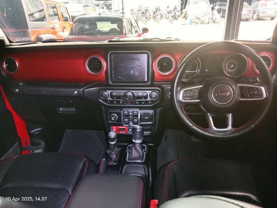 Foto Mobil Bekas Dashboard Jeep Wrangler 2.0 Rubicon 4-Door tahun 2020