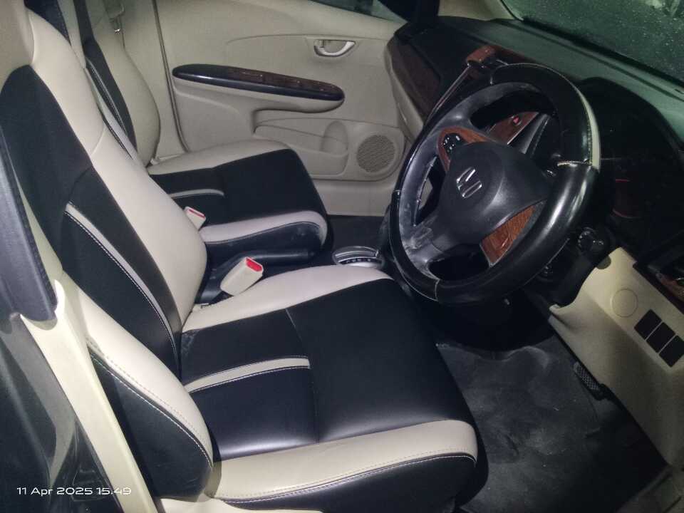 Foto Mobil Bekas Kabin Depan Honda Brio 1.2 Satya E tahun 2017