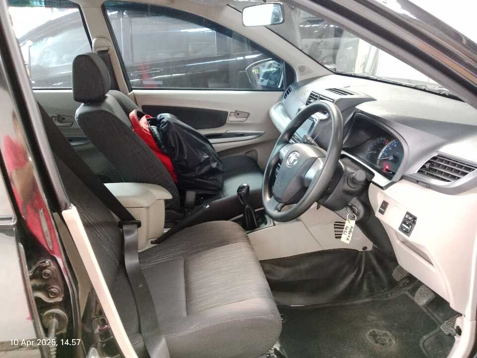 Foto Mobil Bekas Kabin Depan Toyota Avanza 1.3 G tahun 2021
