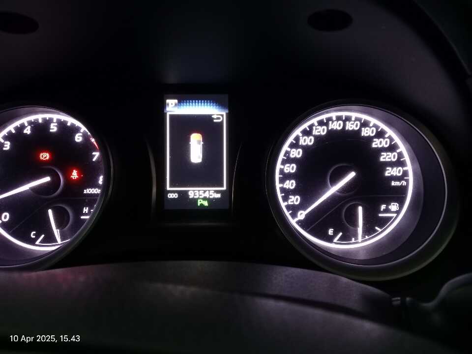 Foto Mobil Bekas Odometer Toyota Camry 2.5 V tahun 2020