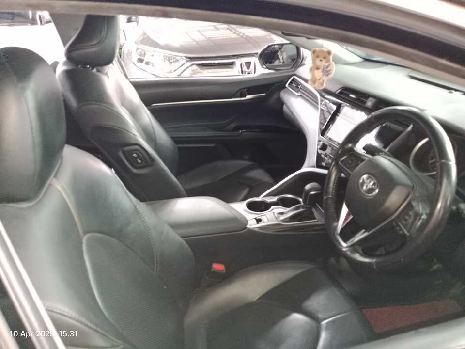 Foto Mobil Bekas Kabin Depan Toyota Camry 2.5 V tahun 2020