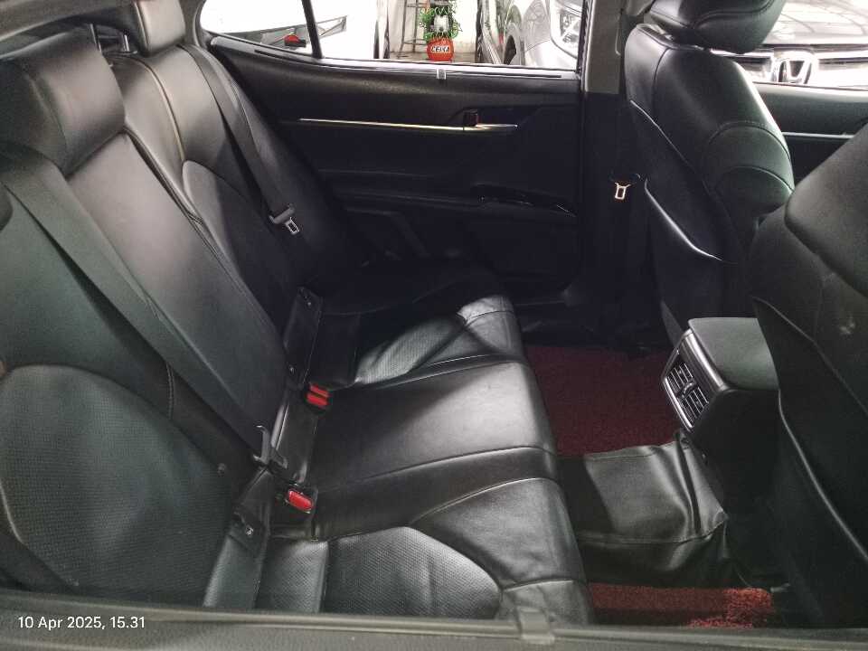 Foto Mobil Bekas Kabin Belakang Toyota Camry 2.5 V tahun 2020