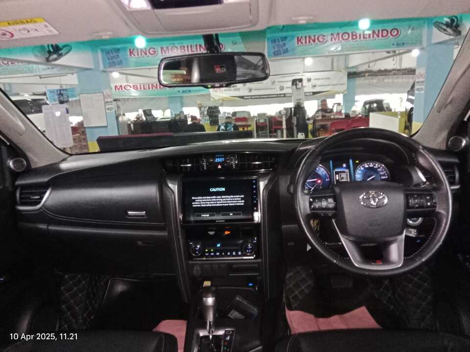 Foto Mobil Bekas Dashboard Toyota Fortuner 2.8 4X2 VRZ tahun 2022