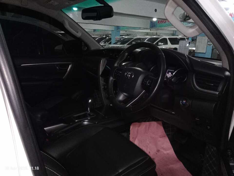 Foto Mobil Bekas Kabin Depan Toyota Fortuner 2.8 4X2 VRZ tahun 2022