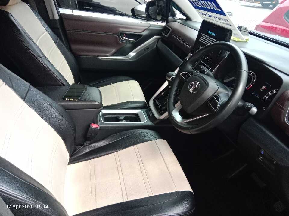 Foto Mobil Bekas Kabin Depan Toyota Innova 2.0 Zenix G CVT tahun 2023