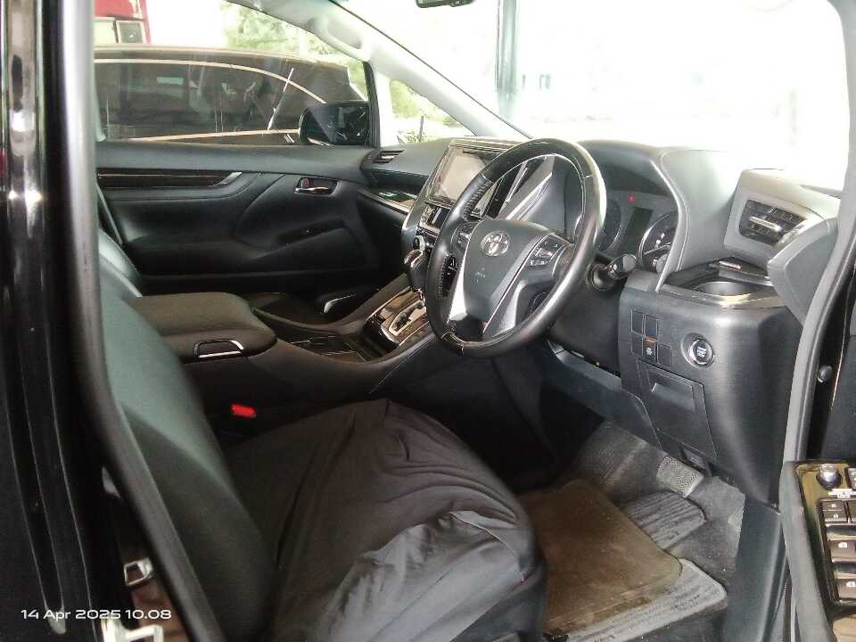 Foto Mobil Bekas Kabin Depan Toyota Vellfire 2.5 G tahun 2017