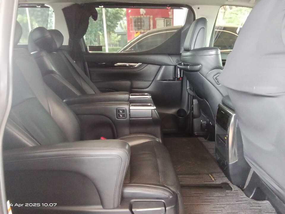 Foto Mobil Bekas Kabin Belakang Toyota Vellfire 2.5 G tahun 2017