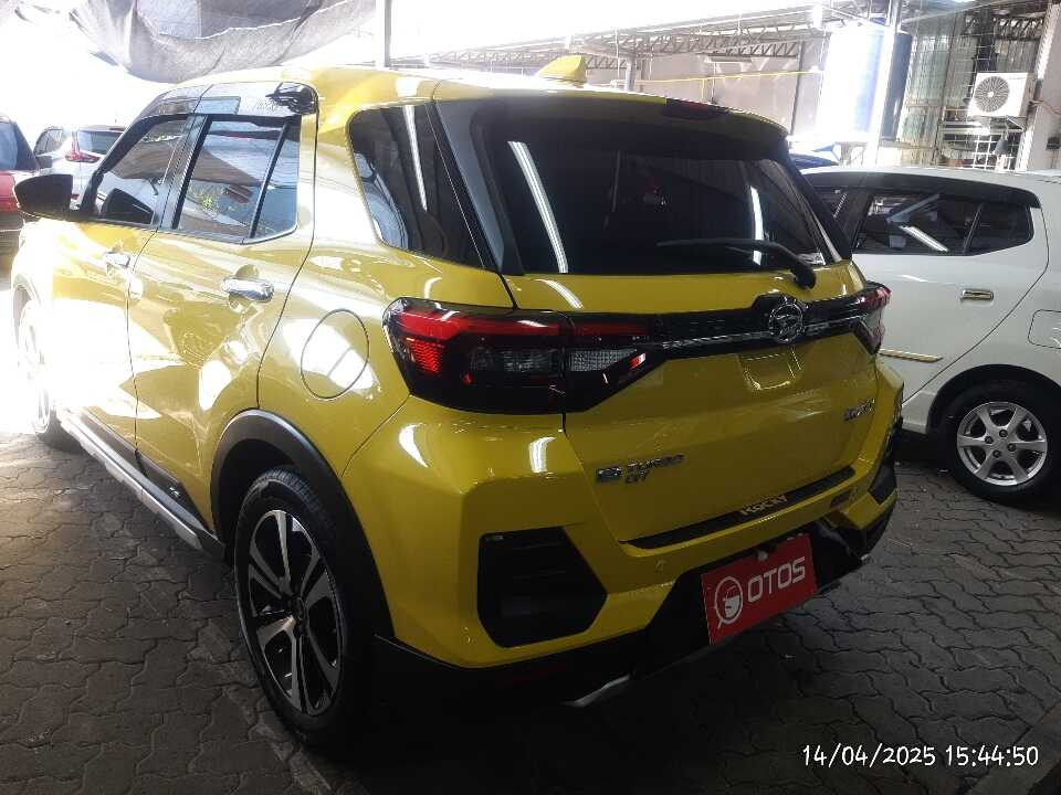 Foto Mobil Bekas Kiri Belakang Daihatsu Rocky 1.0 R tahun 2021
