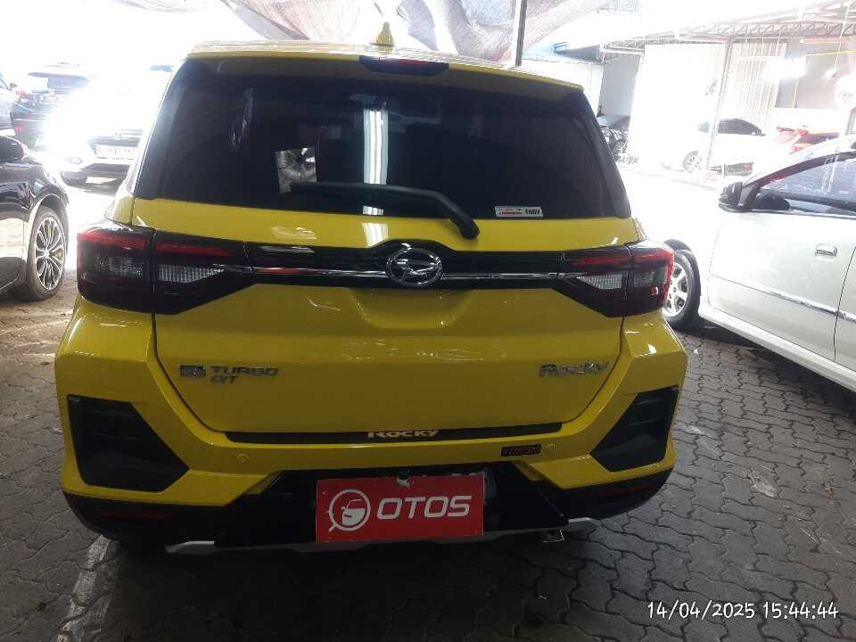 Foto Mobil Bekas Tampak Belakang Daihatsu Rocky 1.0 R tahun 2021