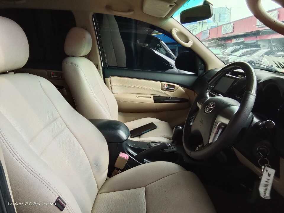 Foto Mobil Bekas Kabin Depan Toyota Fortuner 2.5 G tahun 2013