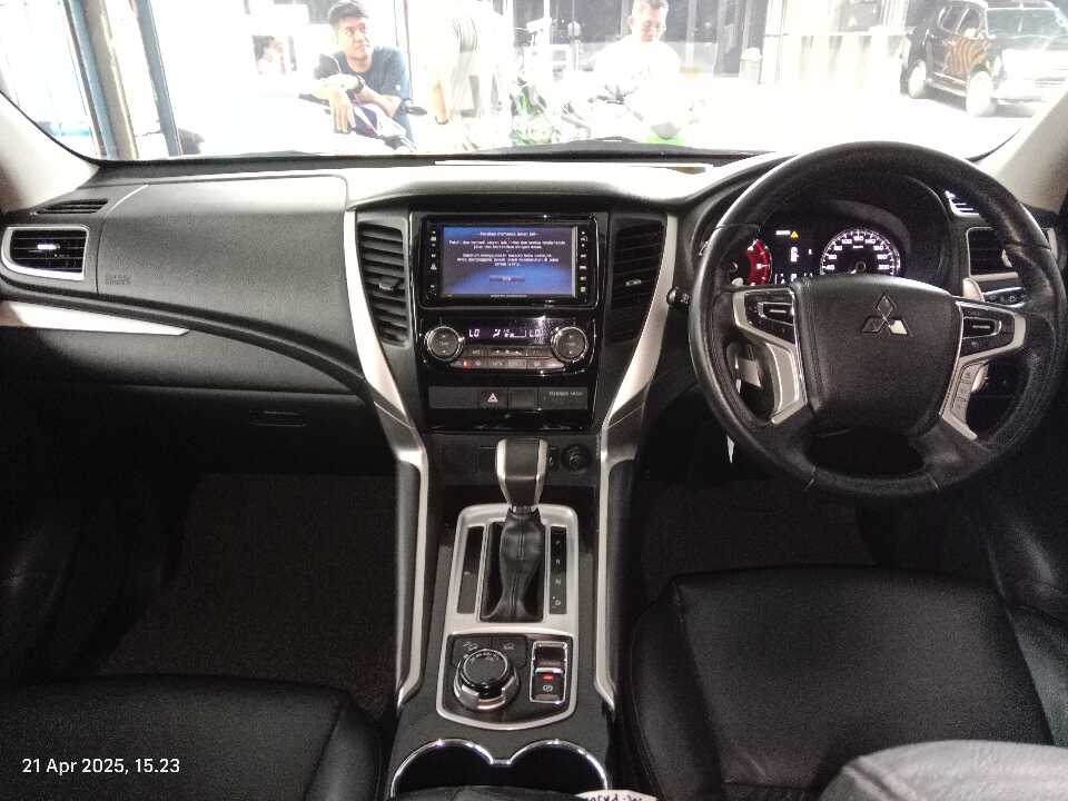 Foto Mobil Bekas Dashboard Mitsubishi Pajero Sport 2.4 Dakar 4X4 tahun 2019