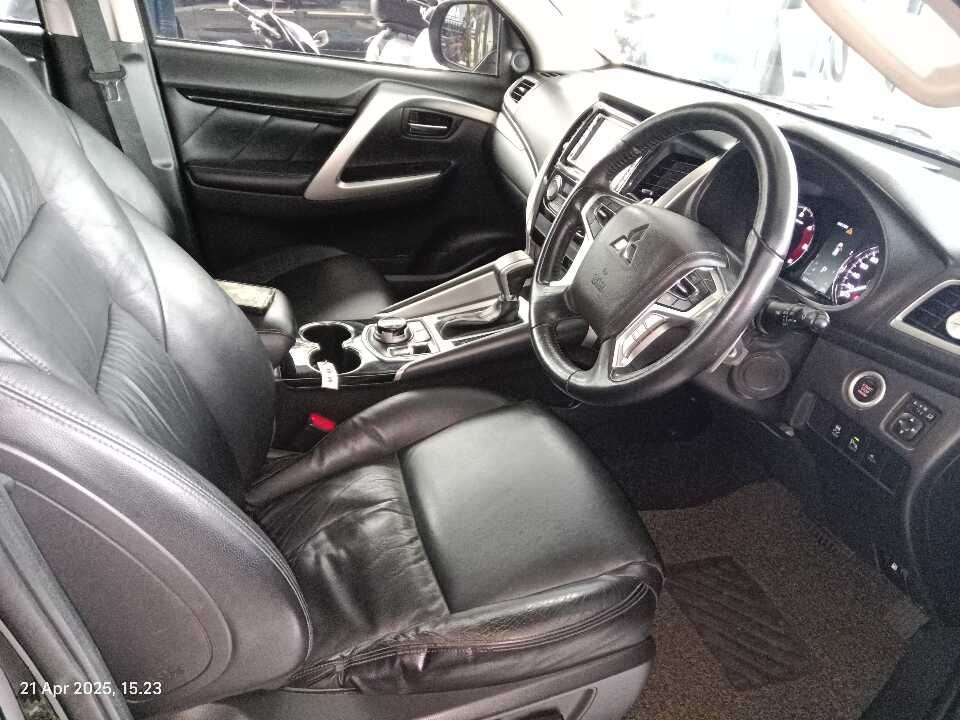 Foto Mobil Bekas Kabin Depan Mitsubishi Pajero Sport 2.4 Dakar 4X4 tahun 2019
