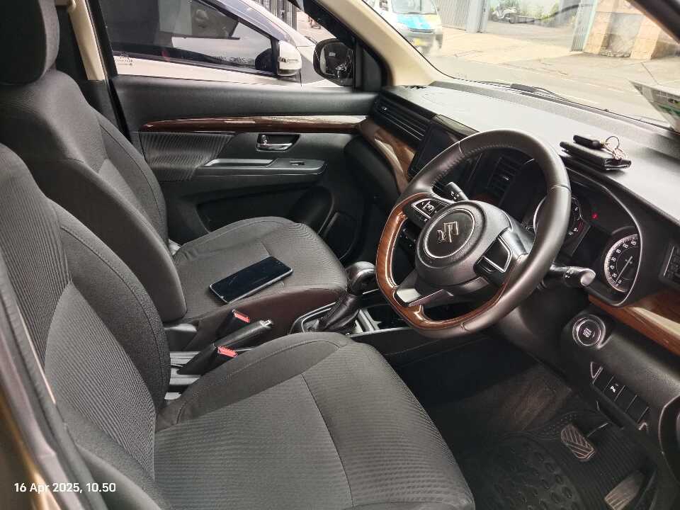 Foto Mobil Bekas Kabin Depan Suzuki Ertiga 1.5 tahun 2021