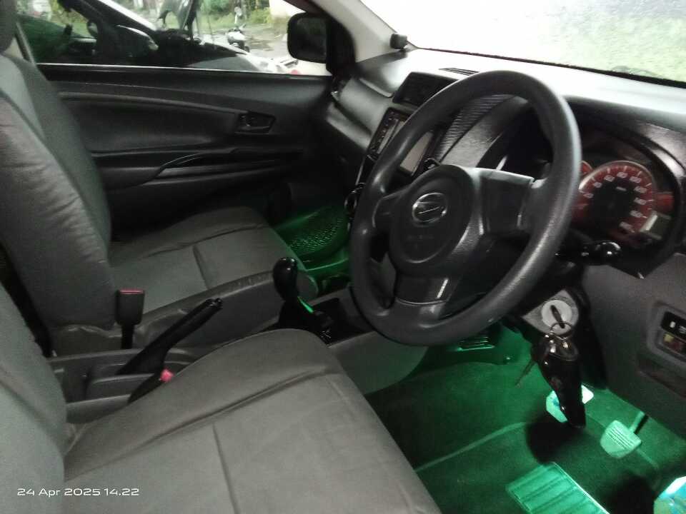 Foto Mobil Bekas Kabin Depan Daihatsu Xenia 1.0 tahun 2015