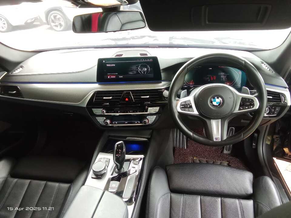 Foto Mobil Bekas Dashboard BMW 530i 2.0 tahun 2019