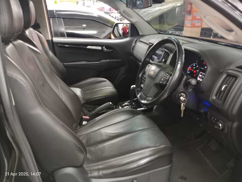 Foto Mobil Bekas Kabin Depan Chevrolet Trailblazer 2.5 LTZ tahun 2017