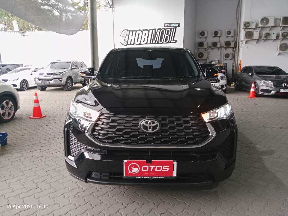 Foto Mobil Bekas Tampak Depan Toyota Innova 2.0 Zenix G CVT tahun 2023