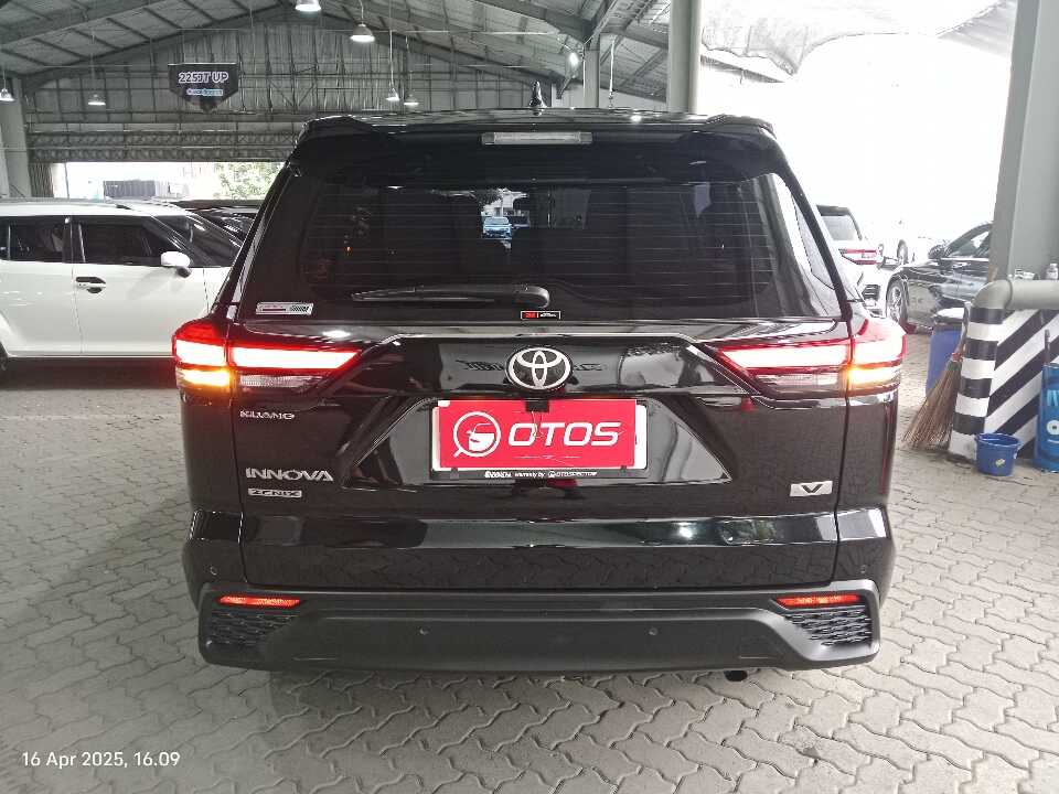 Foto Mobil Bekas Tampak Belakang Toyota Innova 2.0 Zenix G CVT tahun 2023