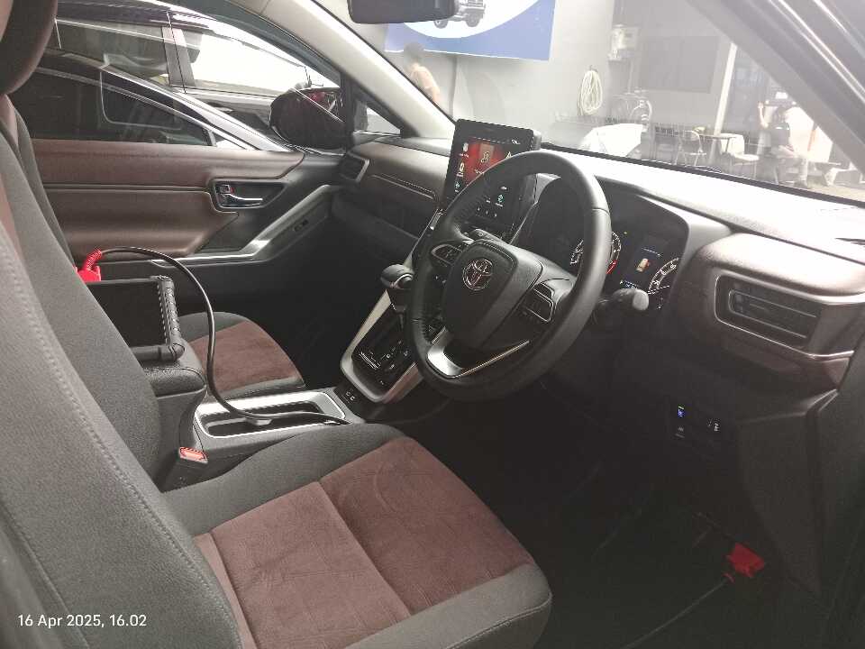 Foto Mobil Bekas Kabin Depan Toyota Innova 2.0 Zenix G CVT tahun 2023